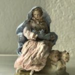 A single image of Maria with Jesus on the rock