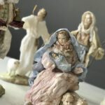 Maria carries Jesus on her lap